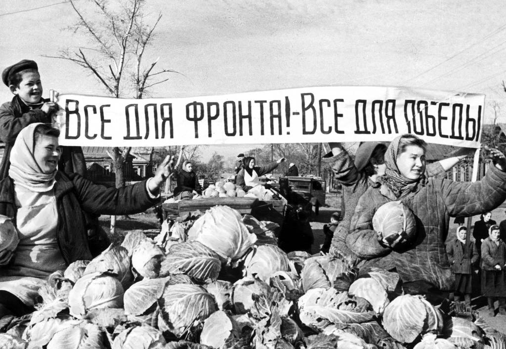 Сдача сельскохозяйственных продуктов в одном из колхозов. Ленинский район Московской области